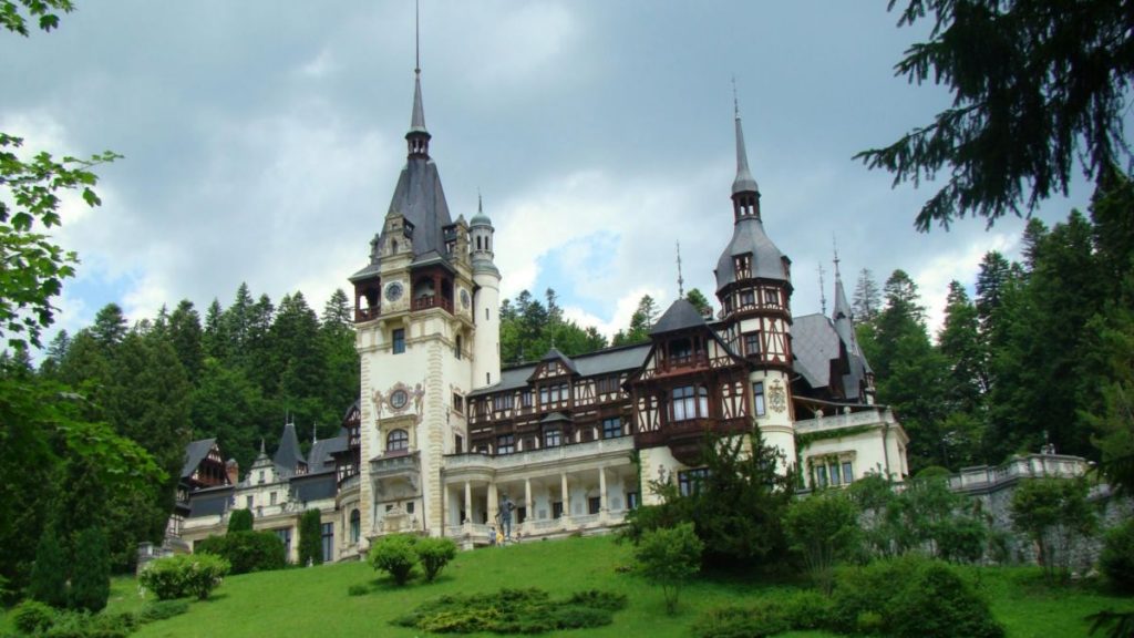 complement Nine vacancy Castelul Peleș – perla Casei Regale românești - Dolce Mag